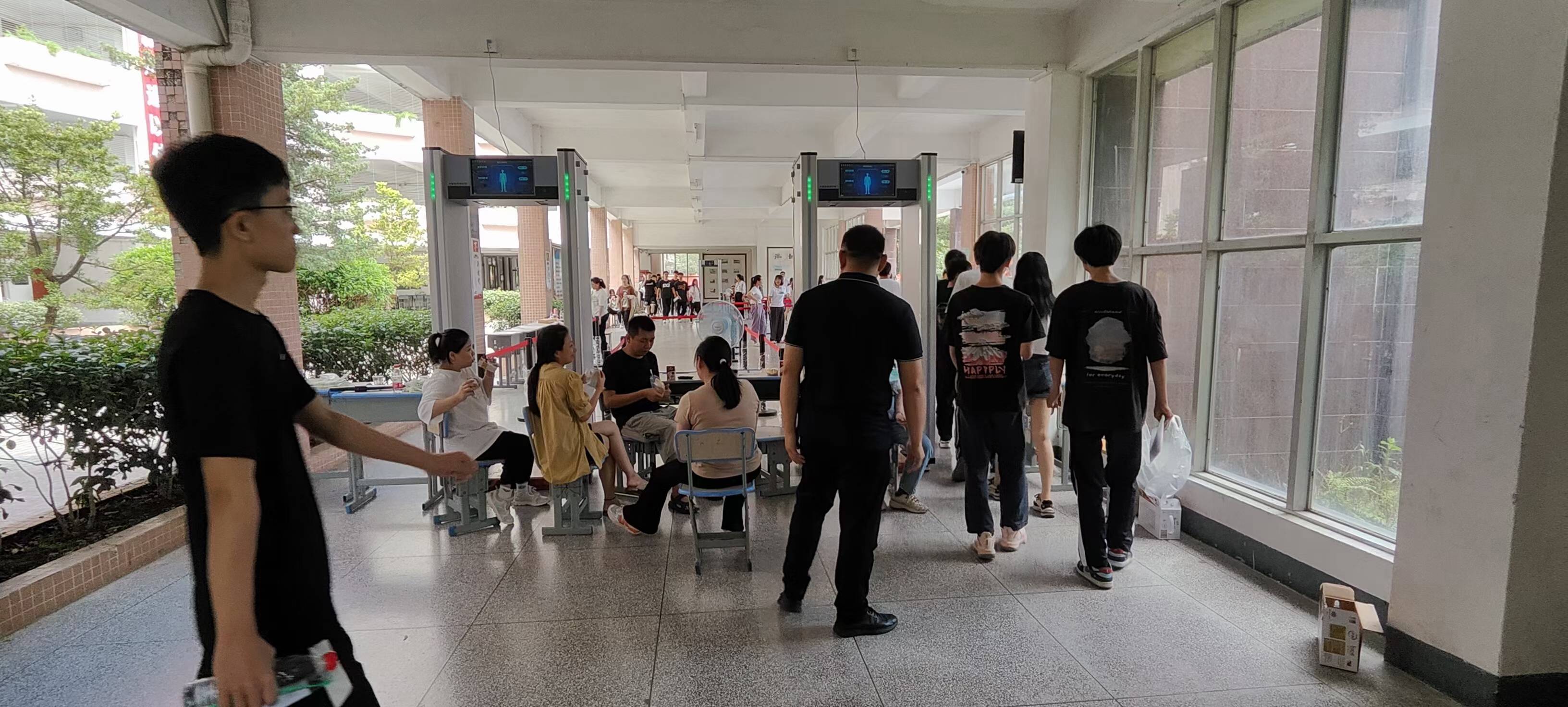 2023年江西省兴国中学高考安检现场