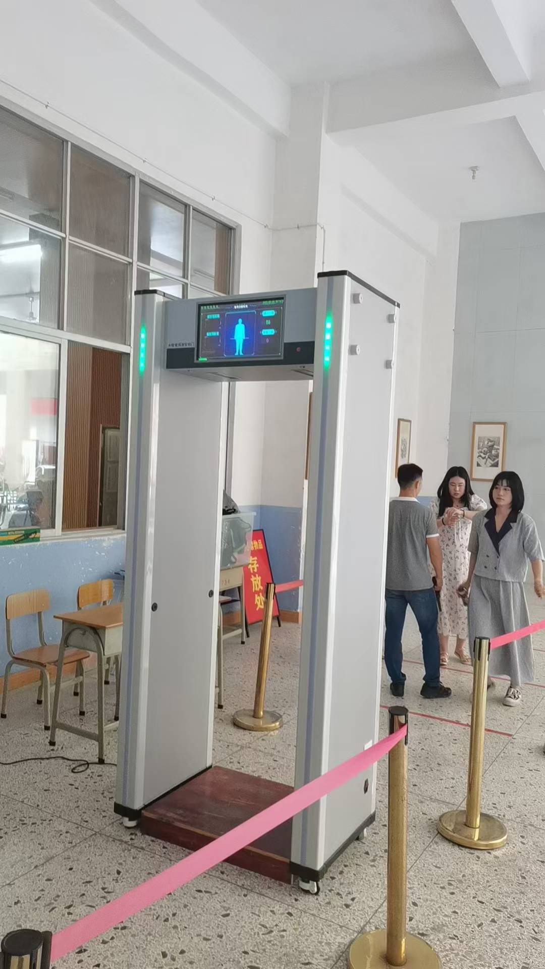 2023年江西省兴国中学高考安检现场