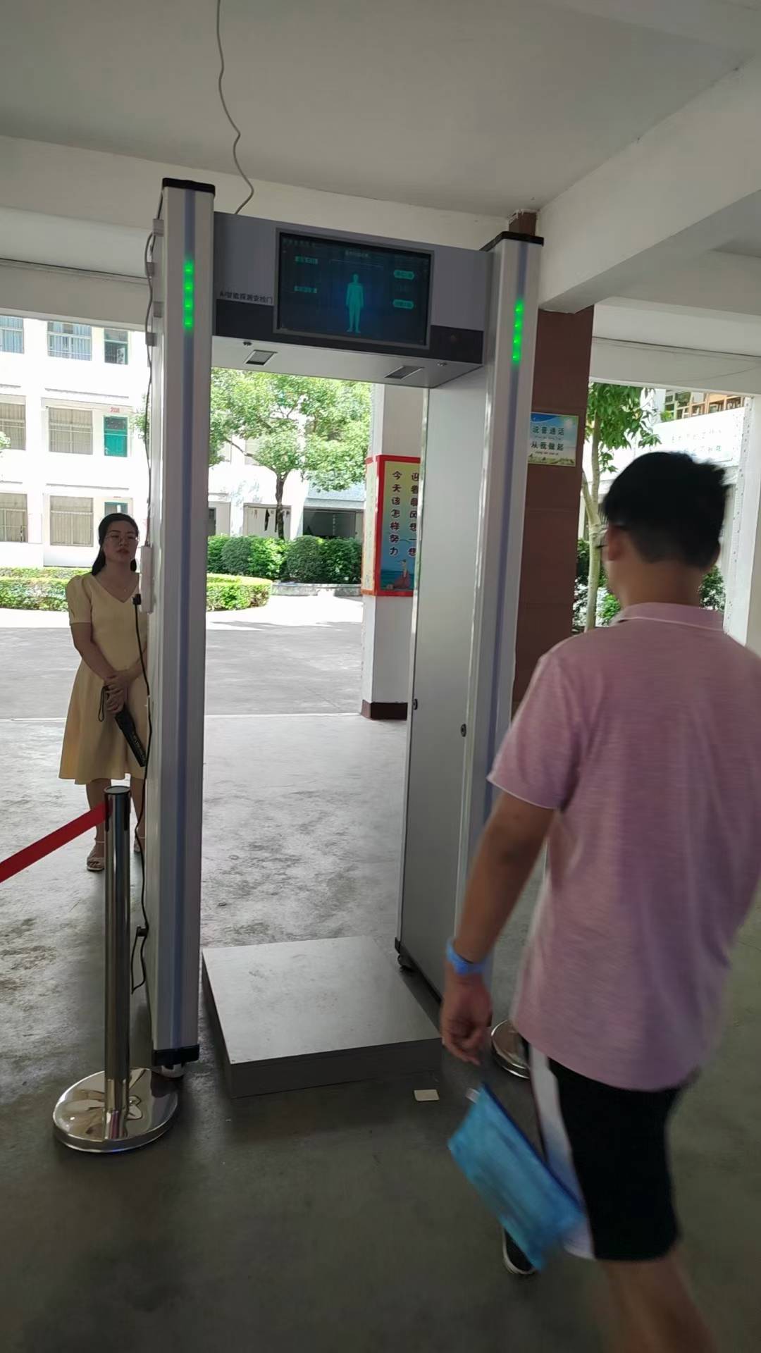 2023年江西省兴国中学高考安检现场