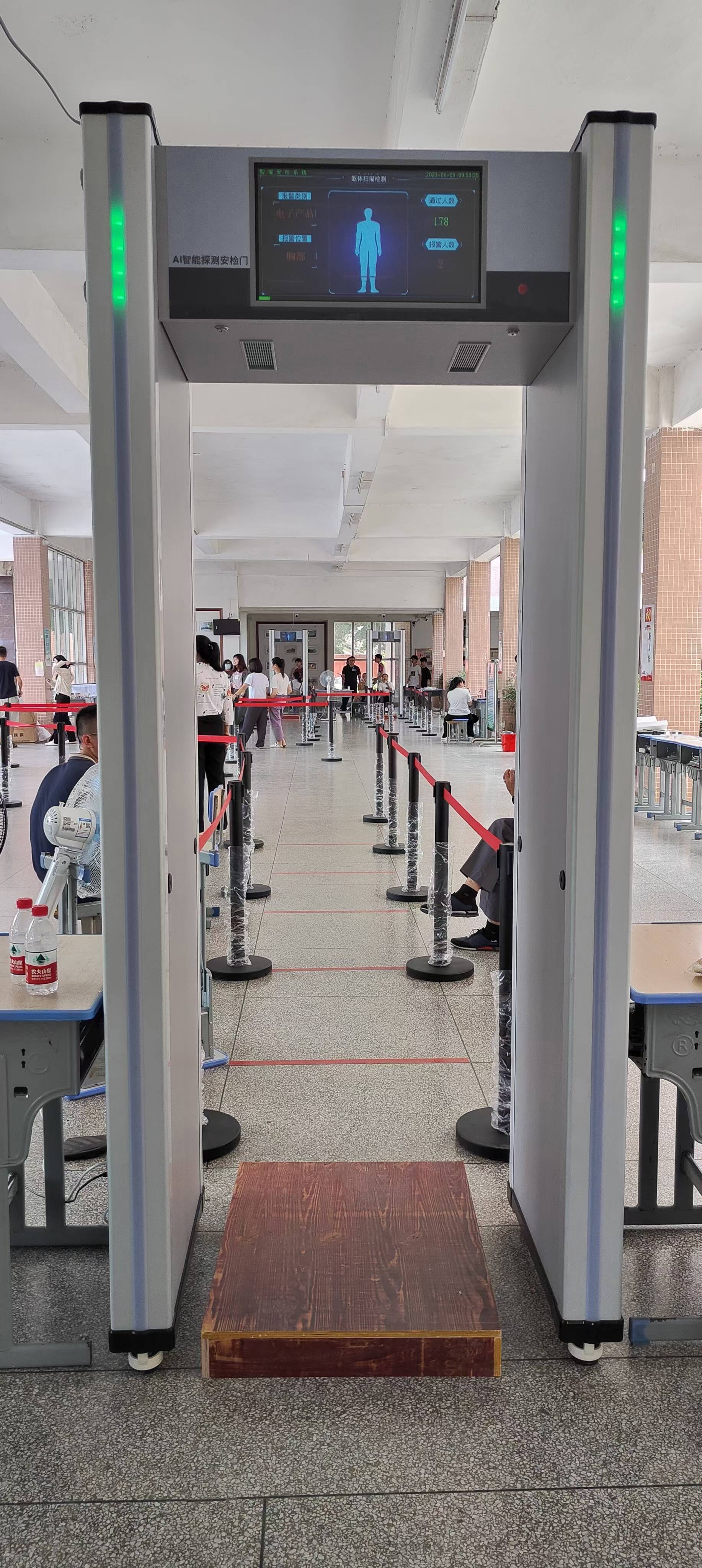 2023年江西省兴国中学高考安检现场