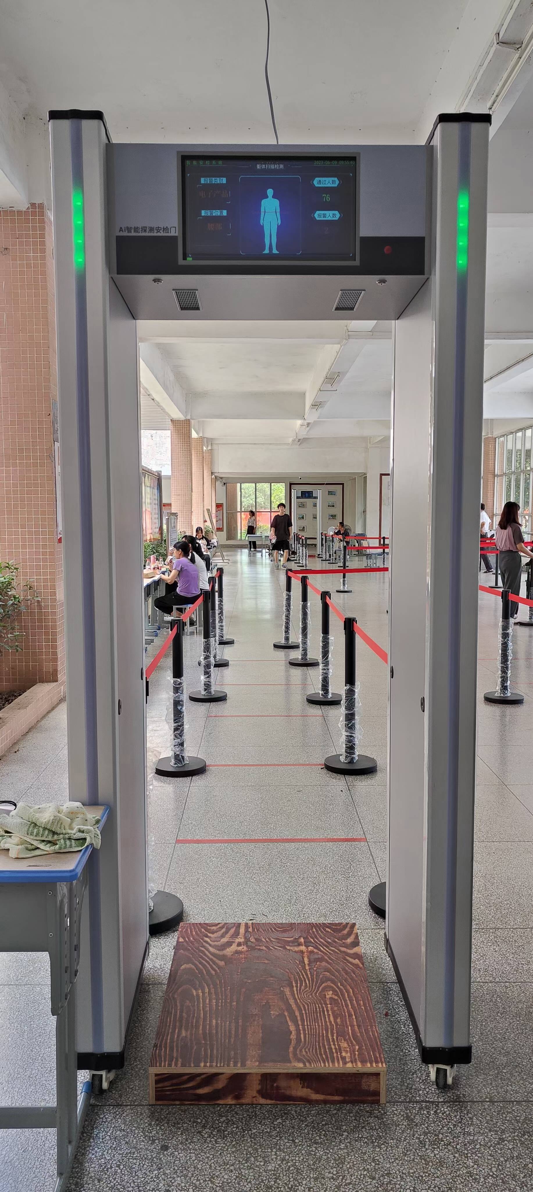 2023年江西省兴国中学高考安检现场