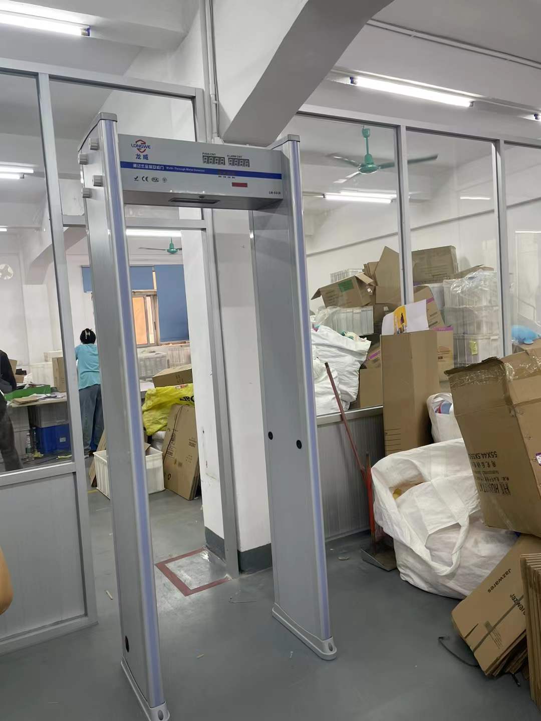 2023年 东莞某出口玩具厂安装一批“龙威”金属安检门