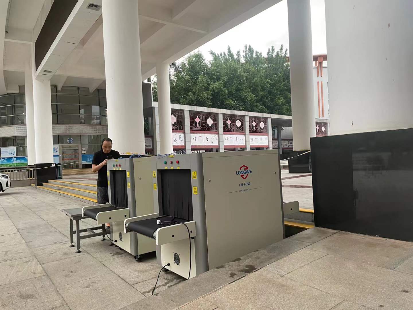 2023年8月  开学季各大高校都安排上了安检机