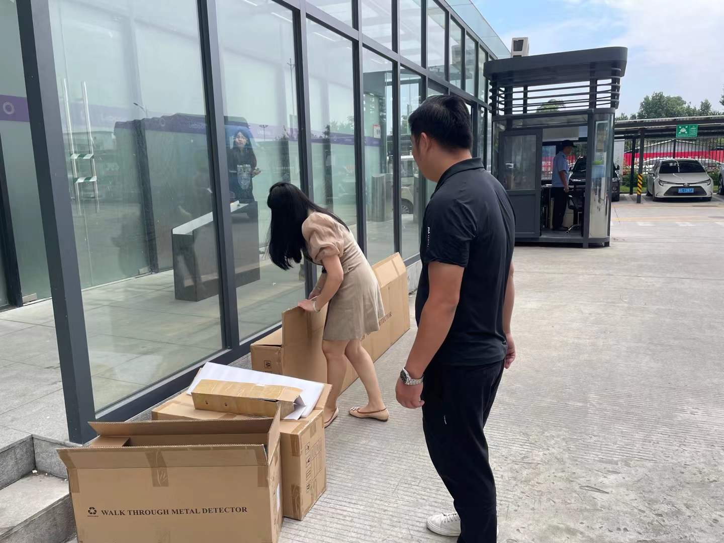 2023年10月 某电动牙刷集团公司，安检门安装中