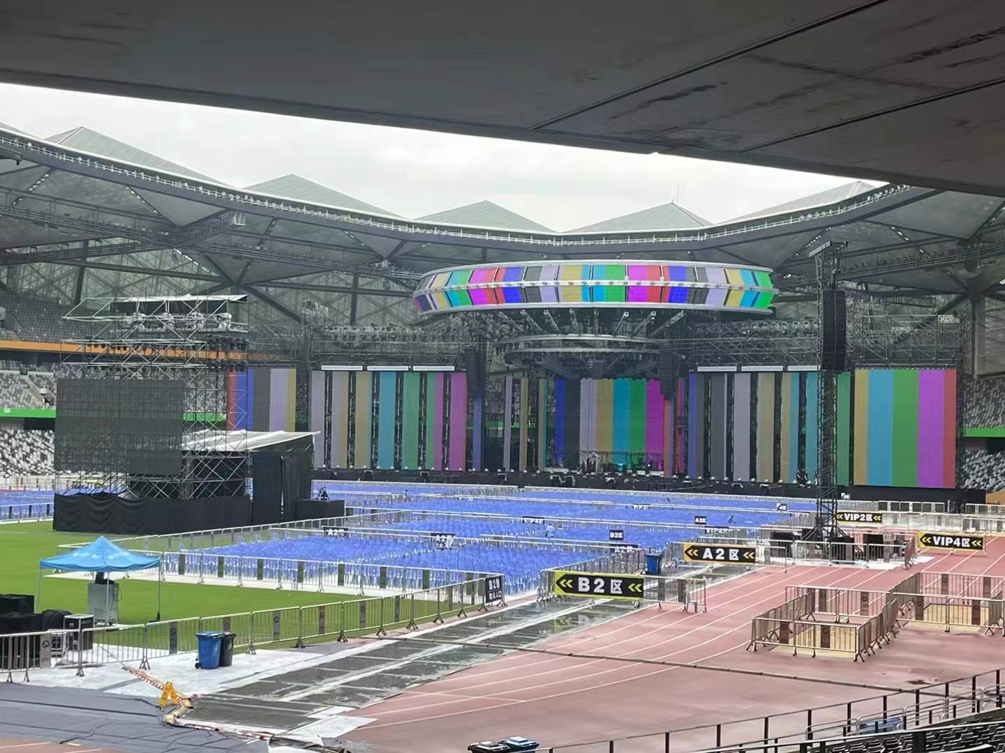 2023年11月 巡回演唱会深圳站，安检设备已到位，开场倒计时…..