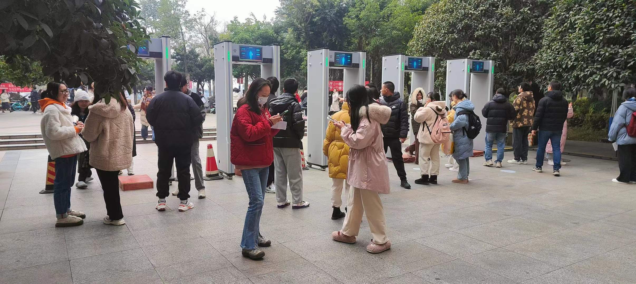 2023年12月    各大高校考研安检现场