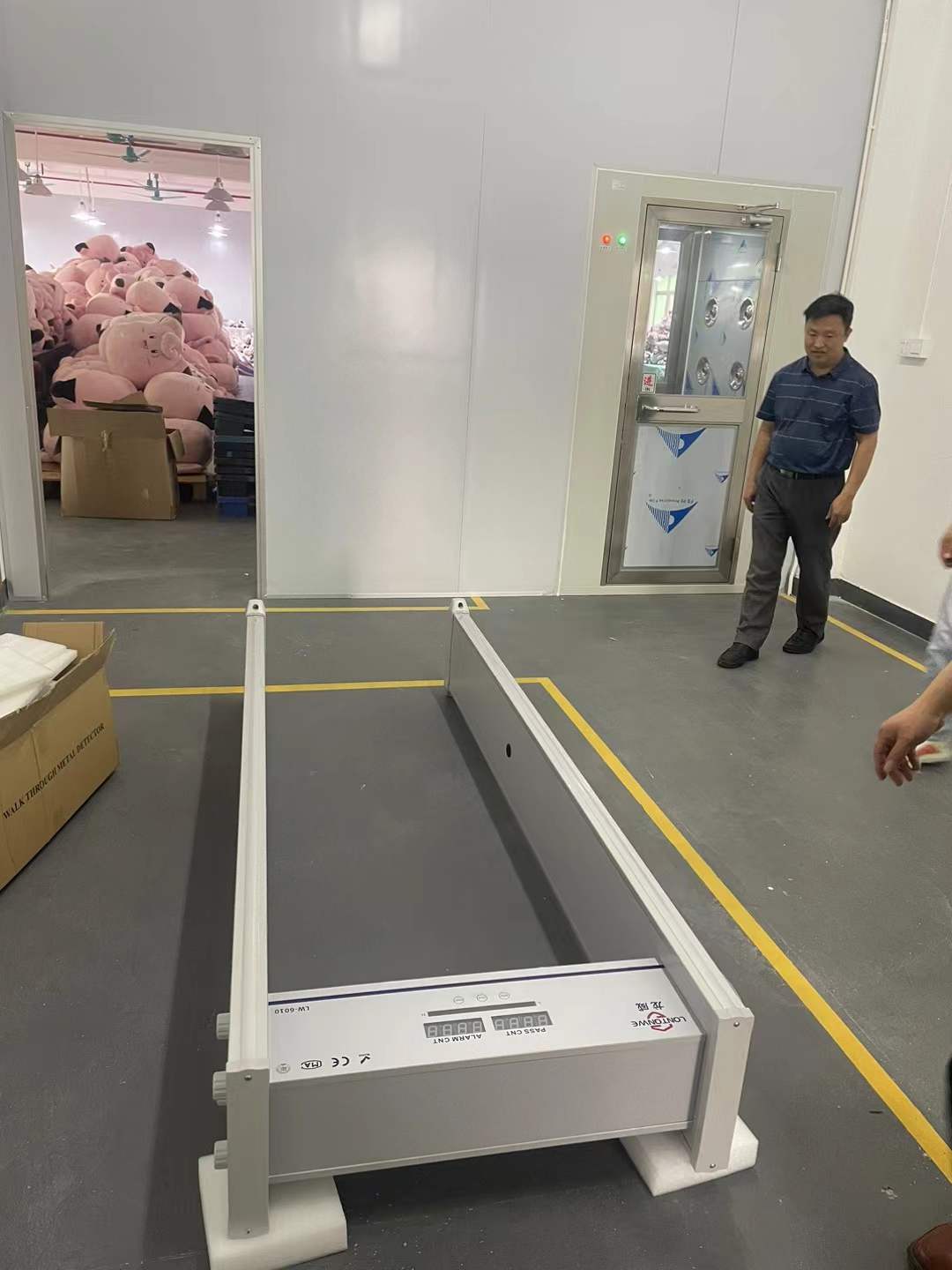 2024年3月 出口玩具厂 生产车间使用“龙威”安检门和安检机