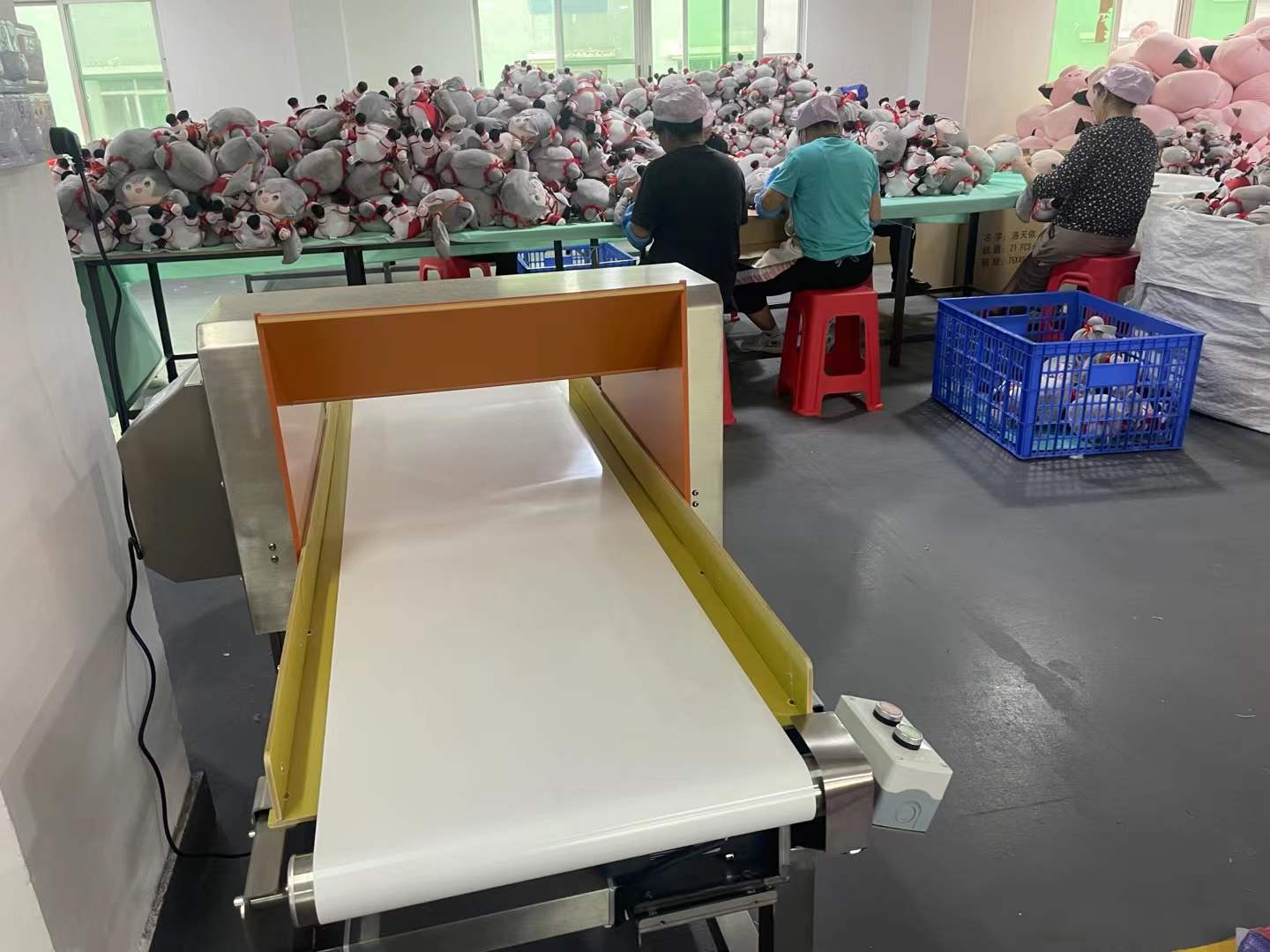 2024年3月 出口玩具厂 生产车间使用“龙威”安检门和安检机