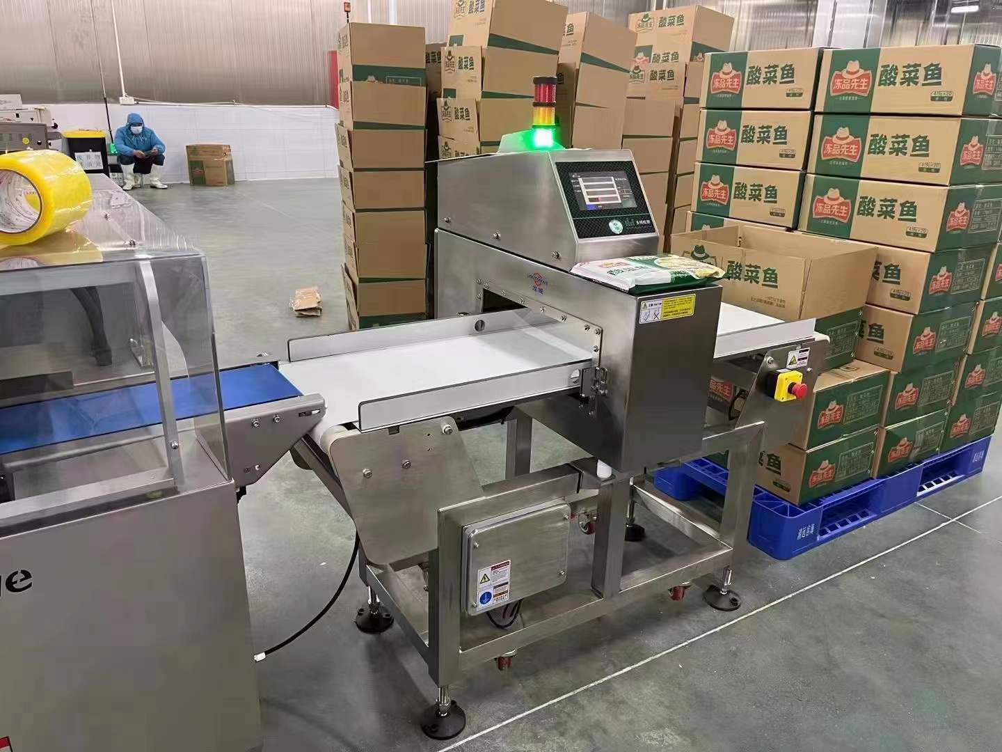 2024年6月   水产食品生产客户，“龙威”金检机安装调试使用中。