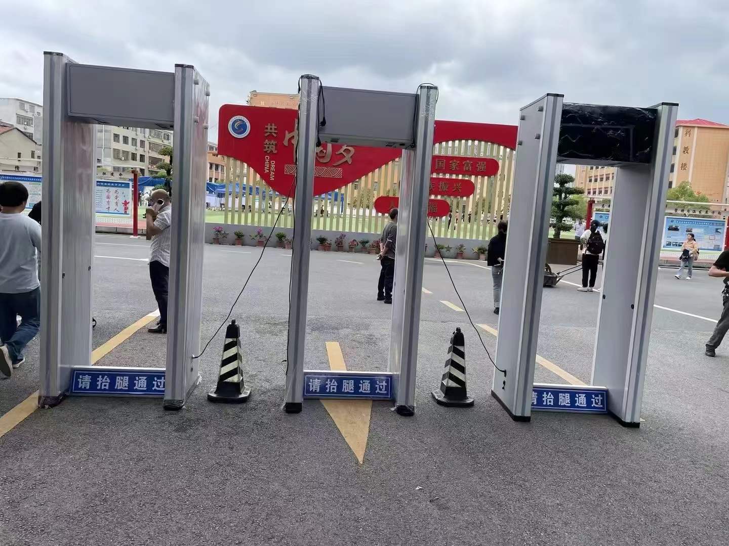 2024年6月  “龙威”依旧参与高考安检，预祝莘莘学子们金榜题名