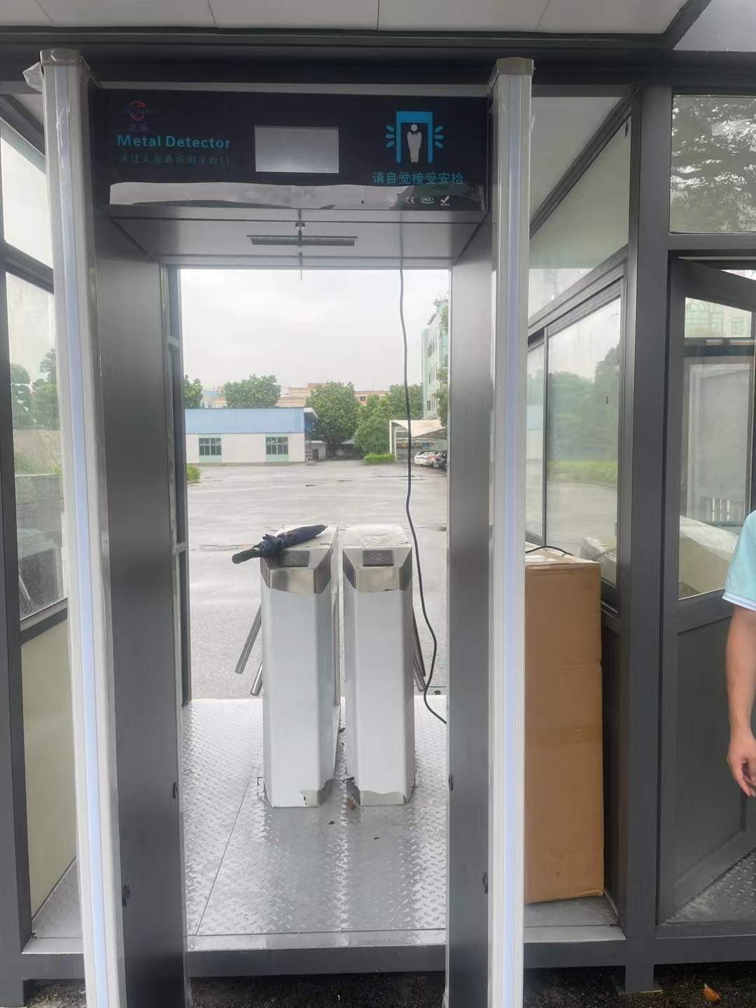 2024年8月   冒雨安装贵金属（探铜）安检门，同事们连续几周在外安装