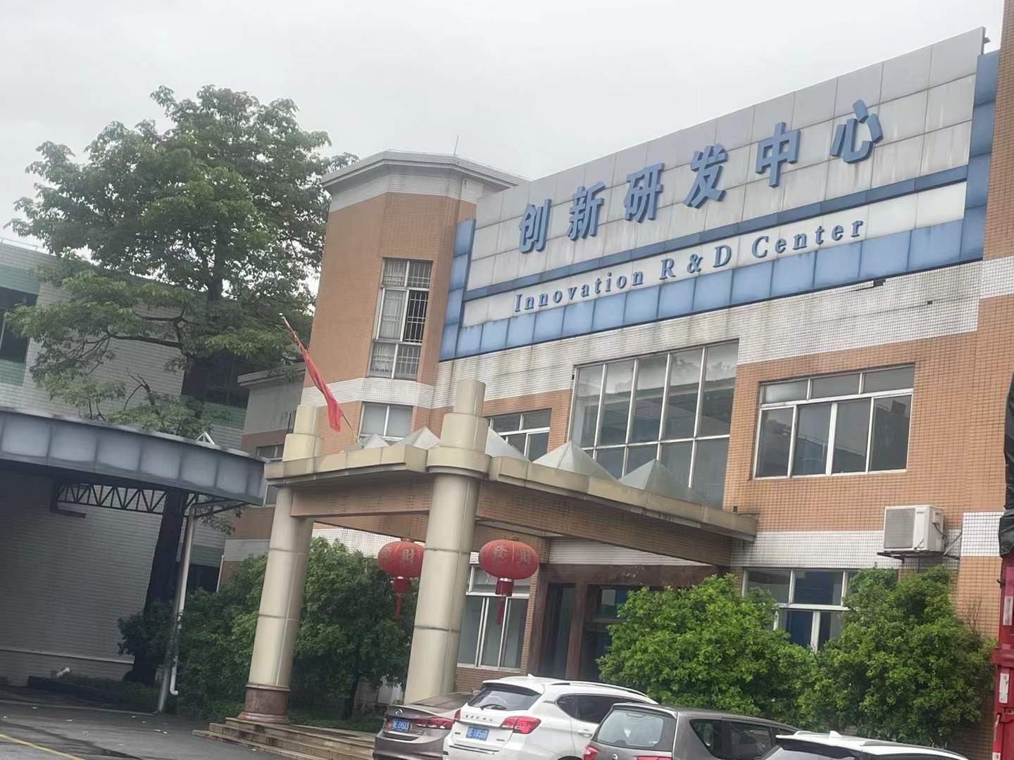 2024年8月   冒雨安装贵金属（探铜）安检门，同事们连续几周在外安装