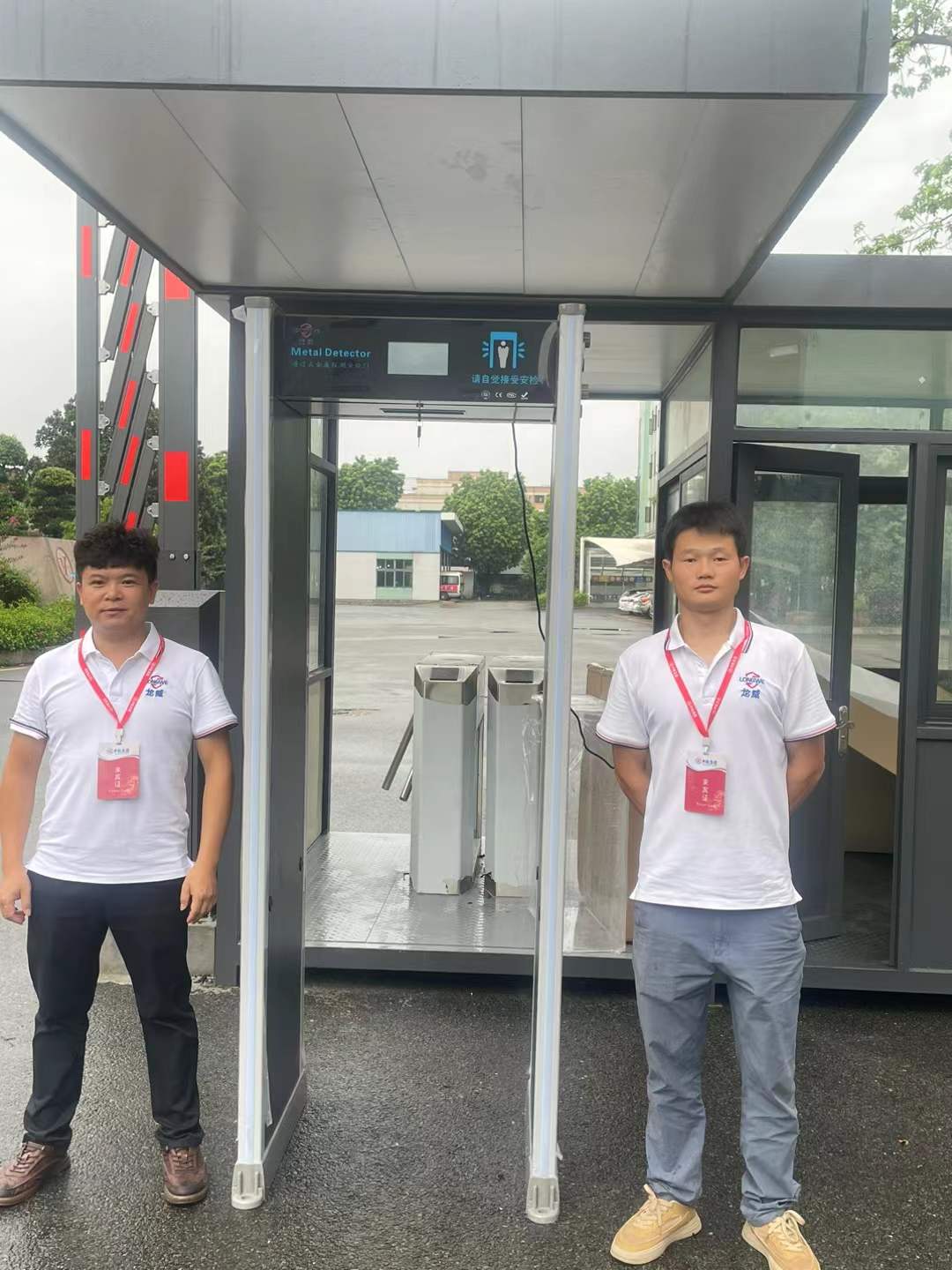 2024年8月   冒雨安装贵金属（探铜）安检门，同事们连续几周在外安装