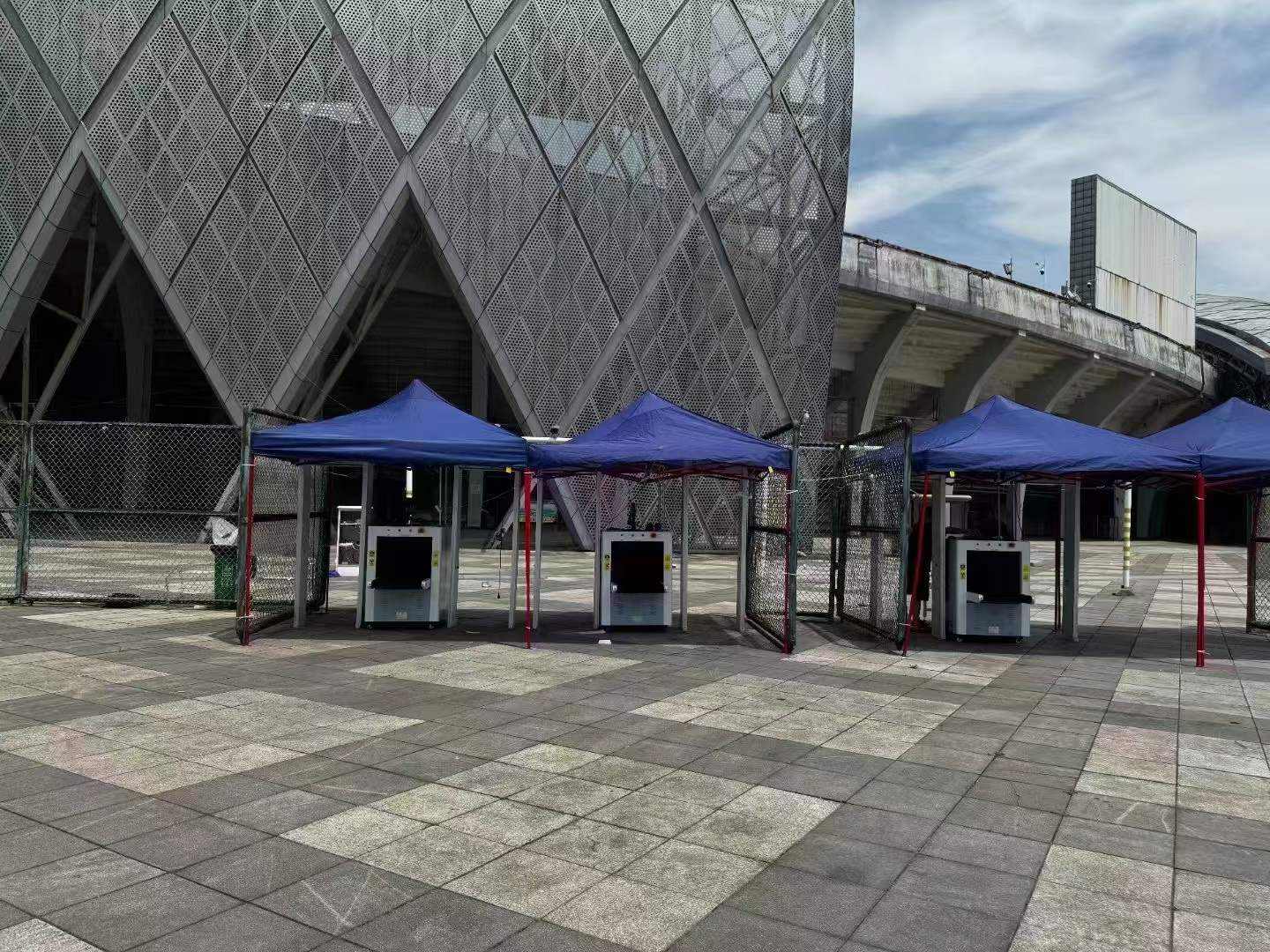 2024年9月 贵阳奥体中心，安检设备安装到位