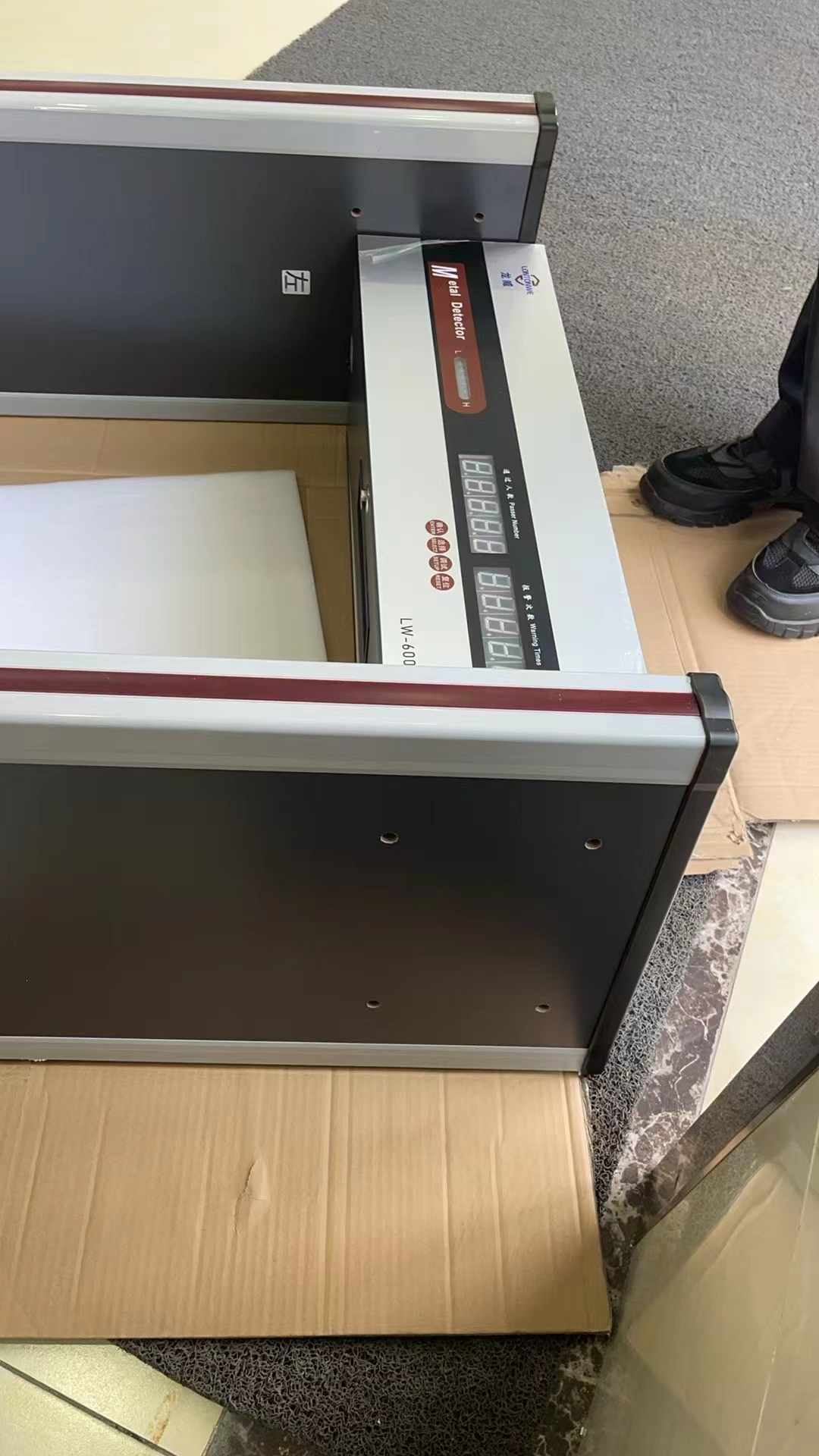 2024年10月 上海肿瘤防治院，安装“龙威”安检门