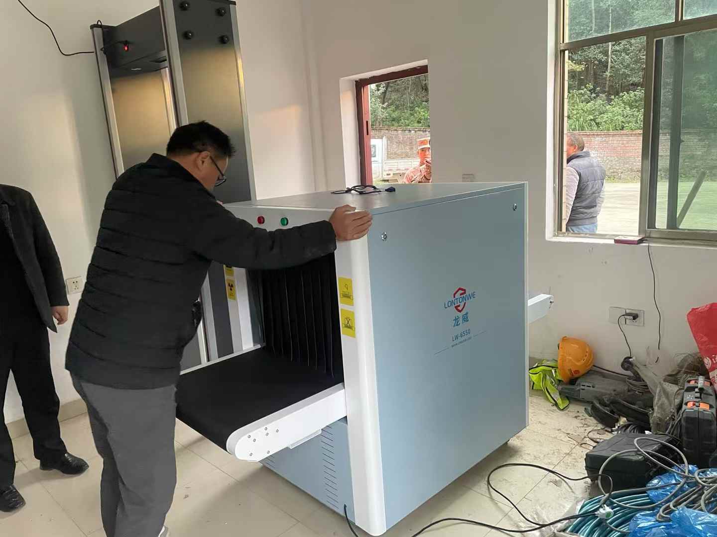 2024年11月 某部队安装安检门加安检机  验收完毕