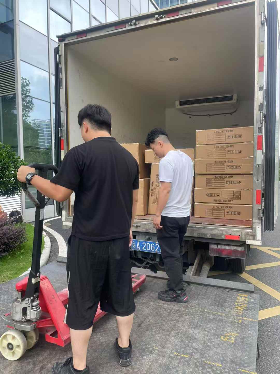 2025年 5月某上市公司现场对接安装十几台“龙威”AF900，智能安检门安装验收完成