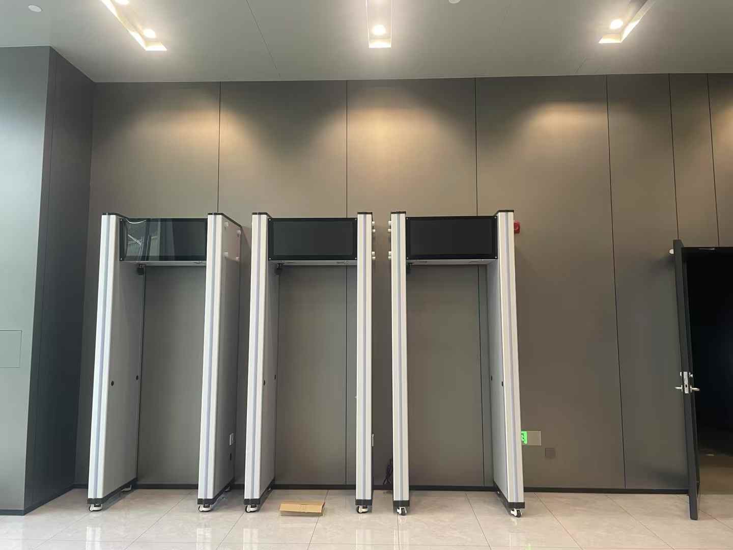 2025年 5月某上市公司现场对接安装十几台“龙威”AF900，智能安检门安装验收完成