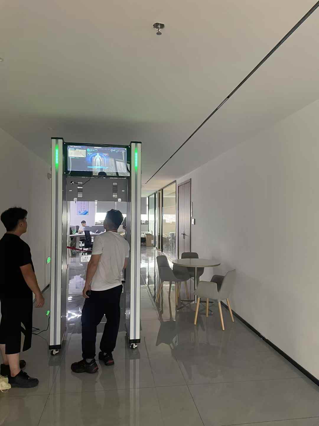 2025年 5月某上市公司现场对接安装十几台“龙威”AF900，智能安检门安装验收完成