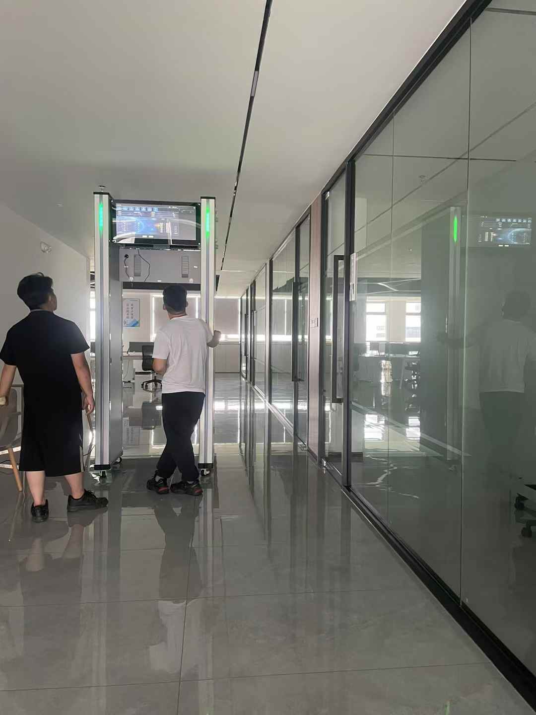 2025年 5月某上市公司现场对接安装十几台“龙威”AF900，智能安检门安装验收完成