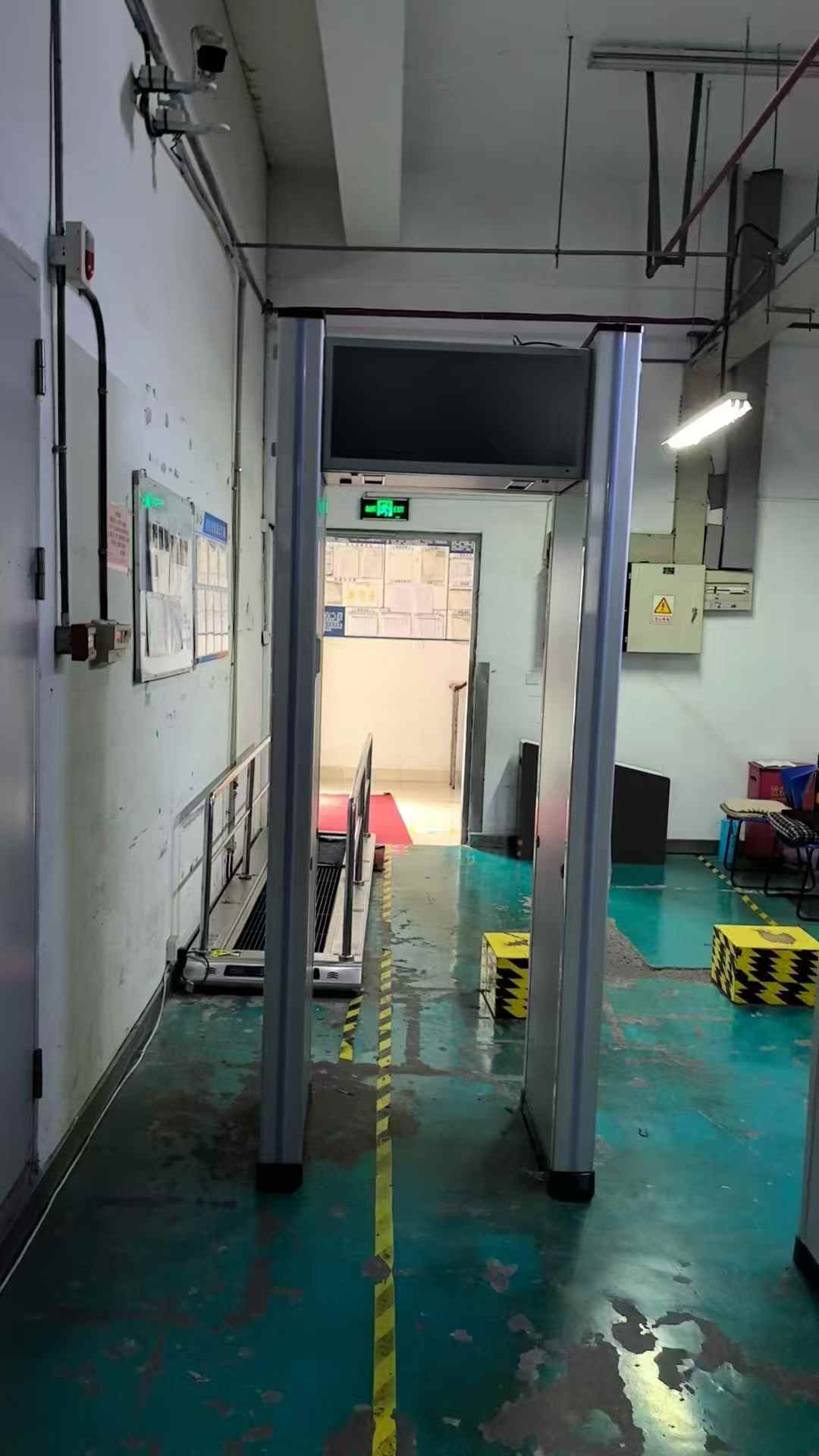 2025年5月某大型电子代工厂，生产车间安装“龙威”高精度智能安检门现场，安装验收完成