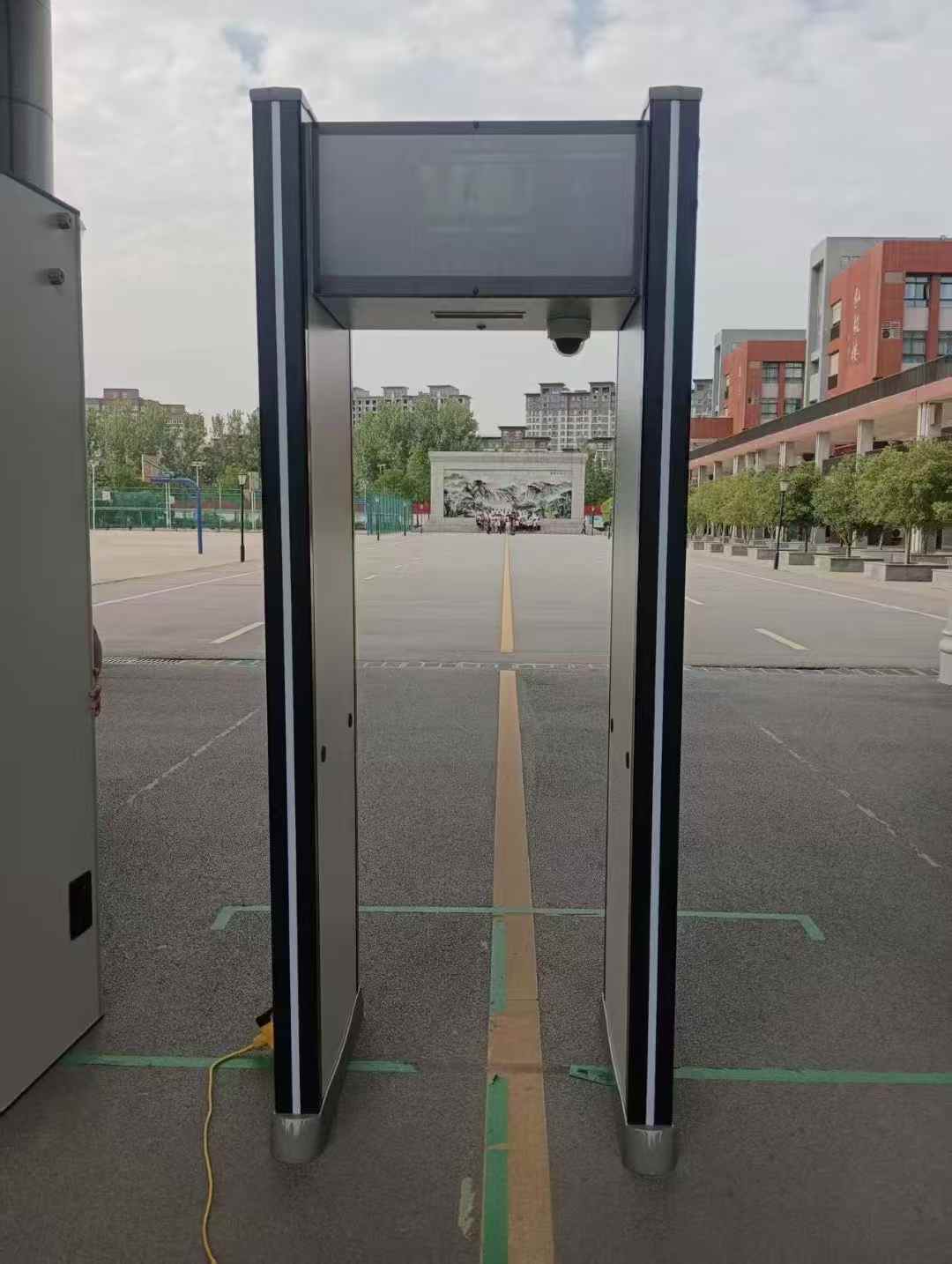 2025年 6月学校高考安检门安装验收完成
