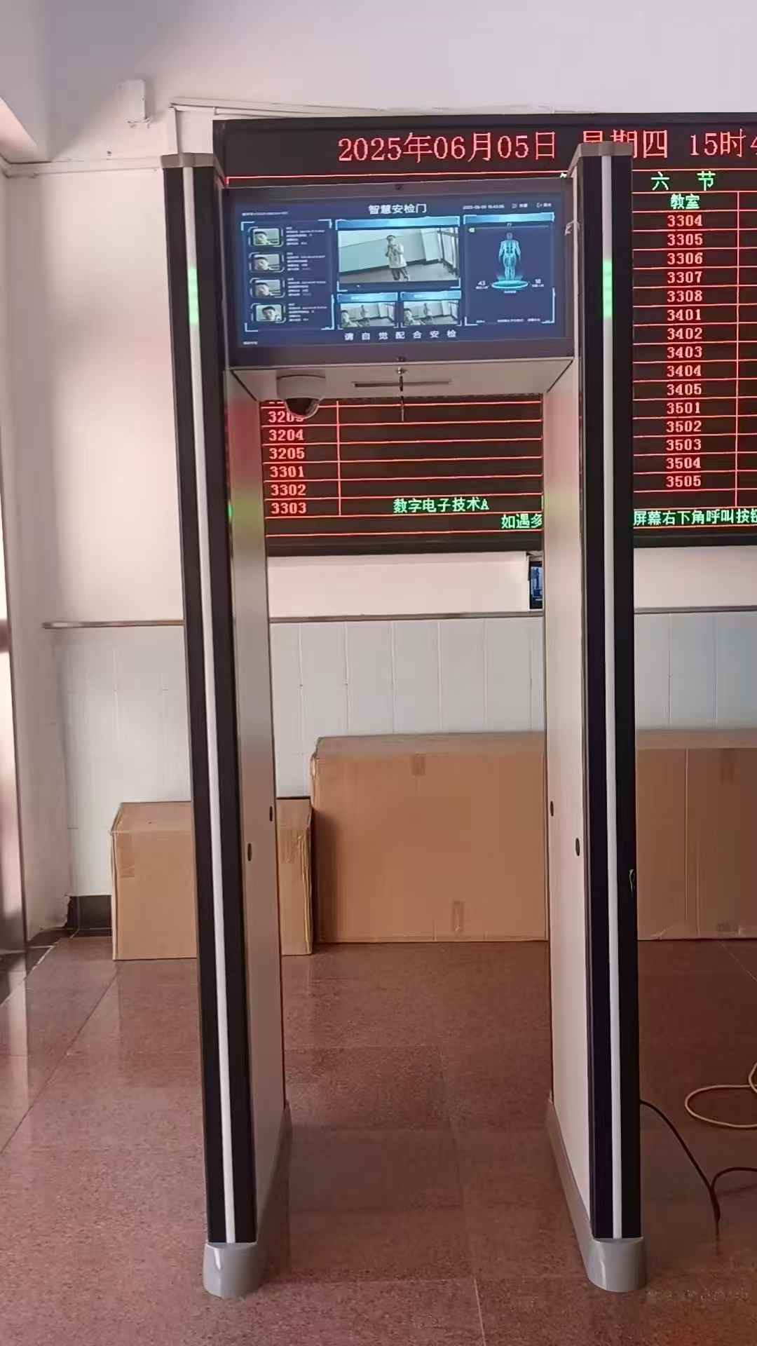 2025年 6月学校高考安检门安装验收完成