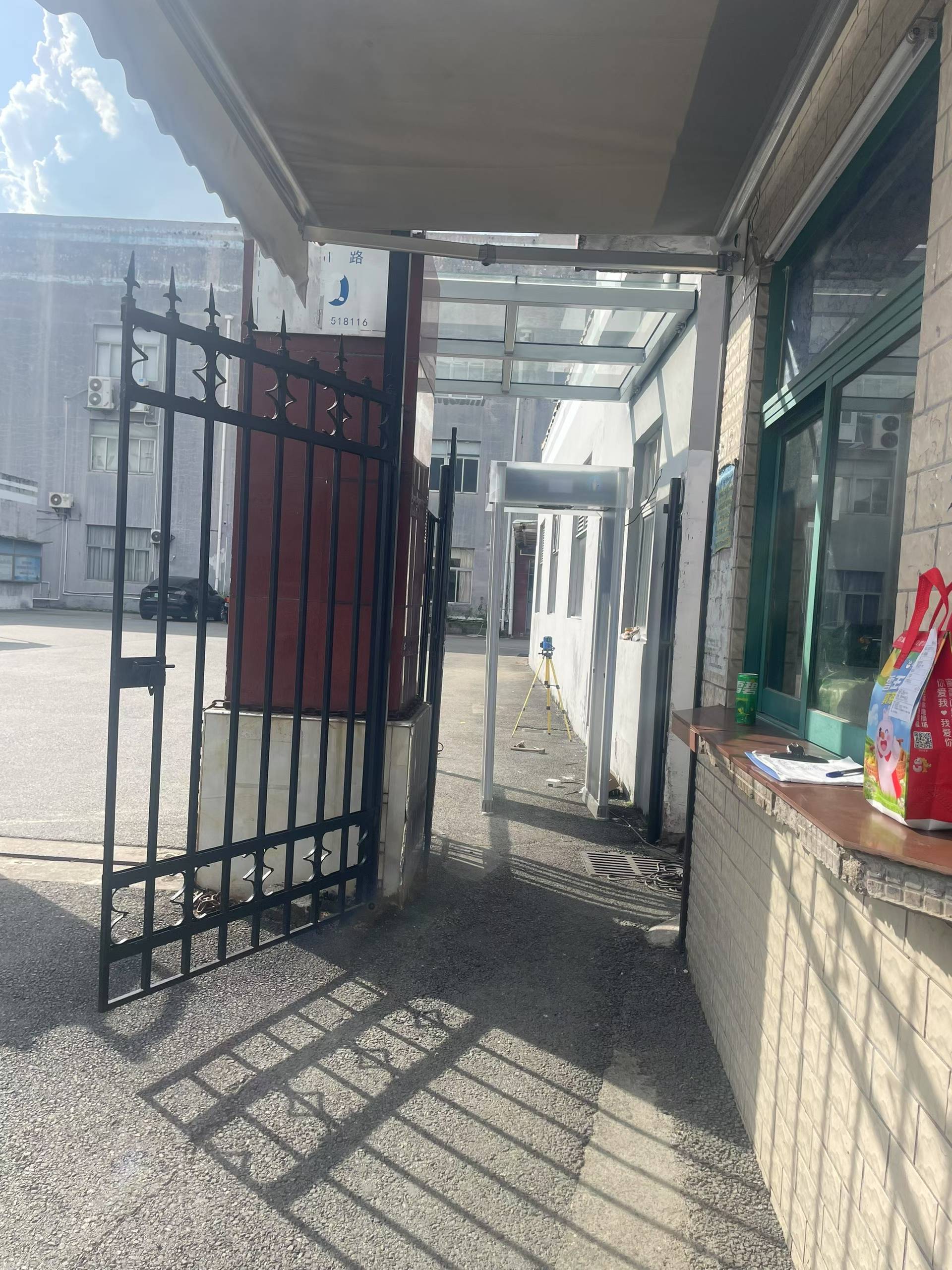 2025年 8月深圳智能锁制造公司，安装“龙威”贵金属安检门，安装验收完成