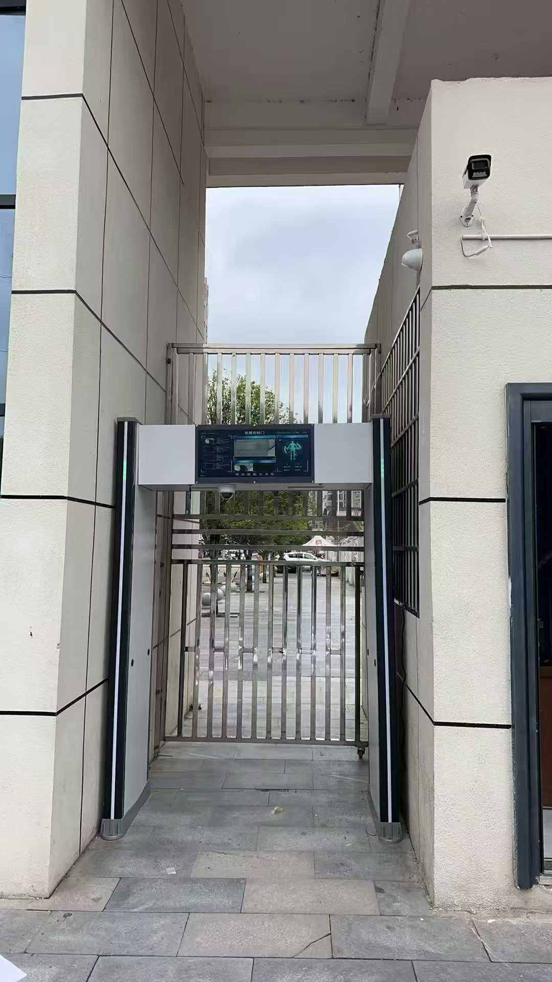 2025年 10月学校定制安检设备，安装调试完成