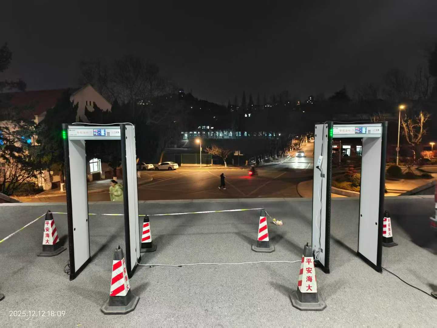 2025年 12月某大学英语四六级考试安检门，安装验收完成