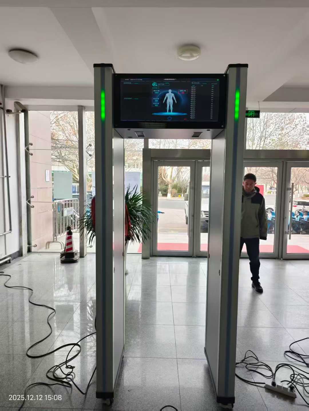 2025年 12月某大学英语四六级考试安检门，安装验收完成